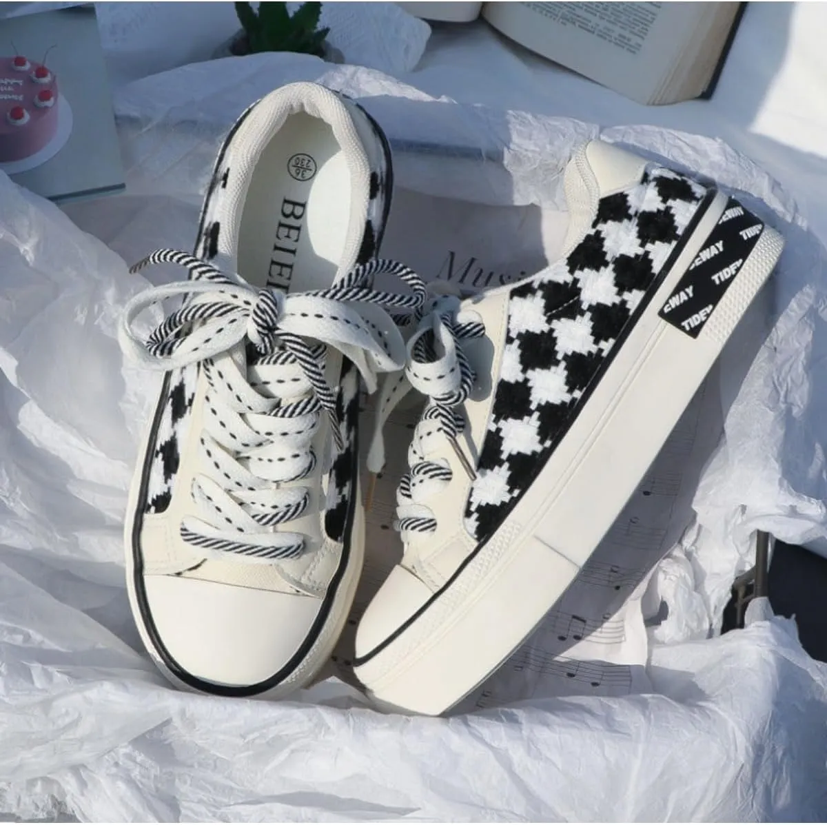 Trendy Checkered Low-Top Women's Sneakers Comfortable Fashion Canvas Casual Shoes Street Style Lace-Up Trainers